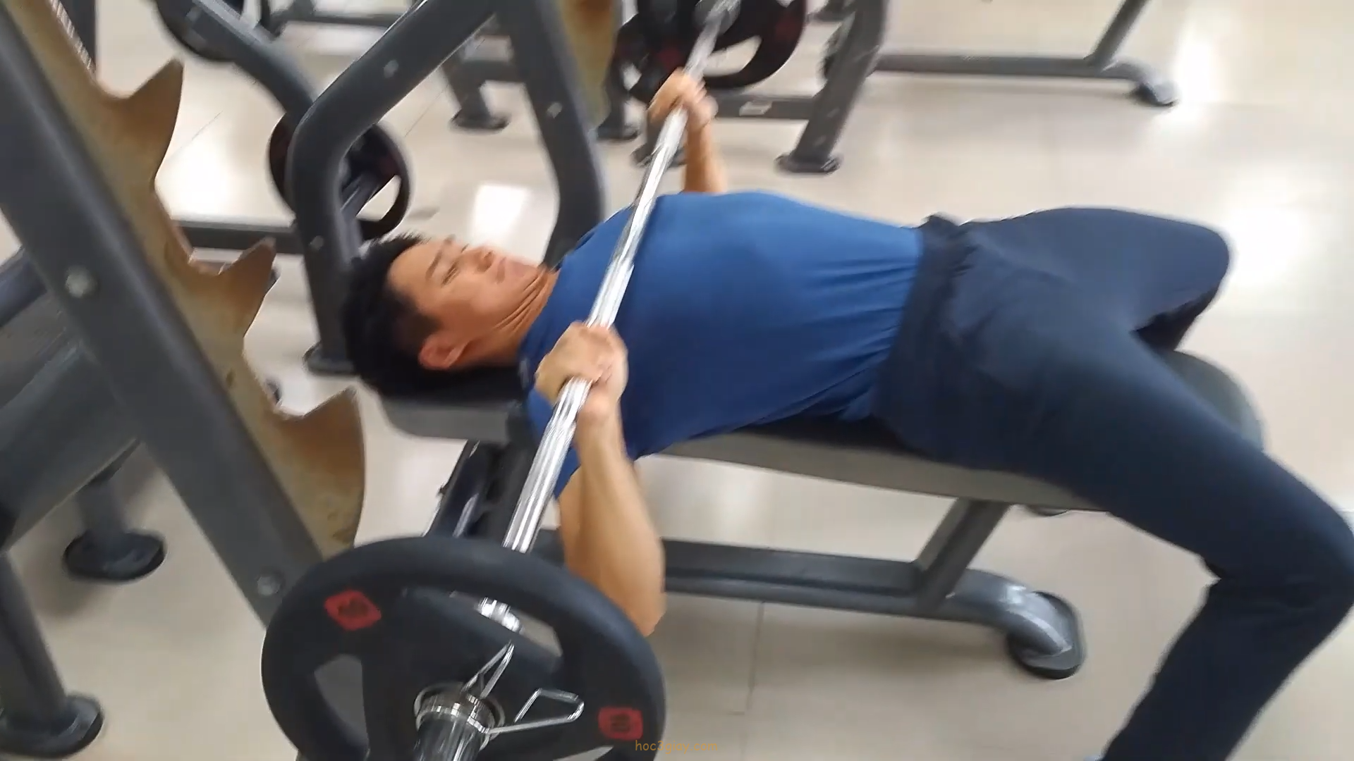 Bài tập cơ ngực trên ghế ngang với tạ đòn