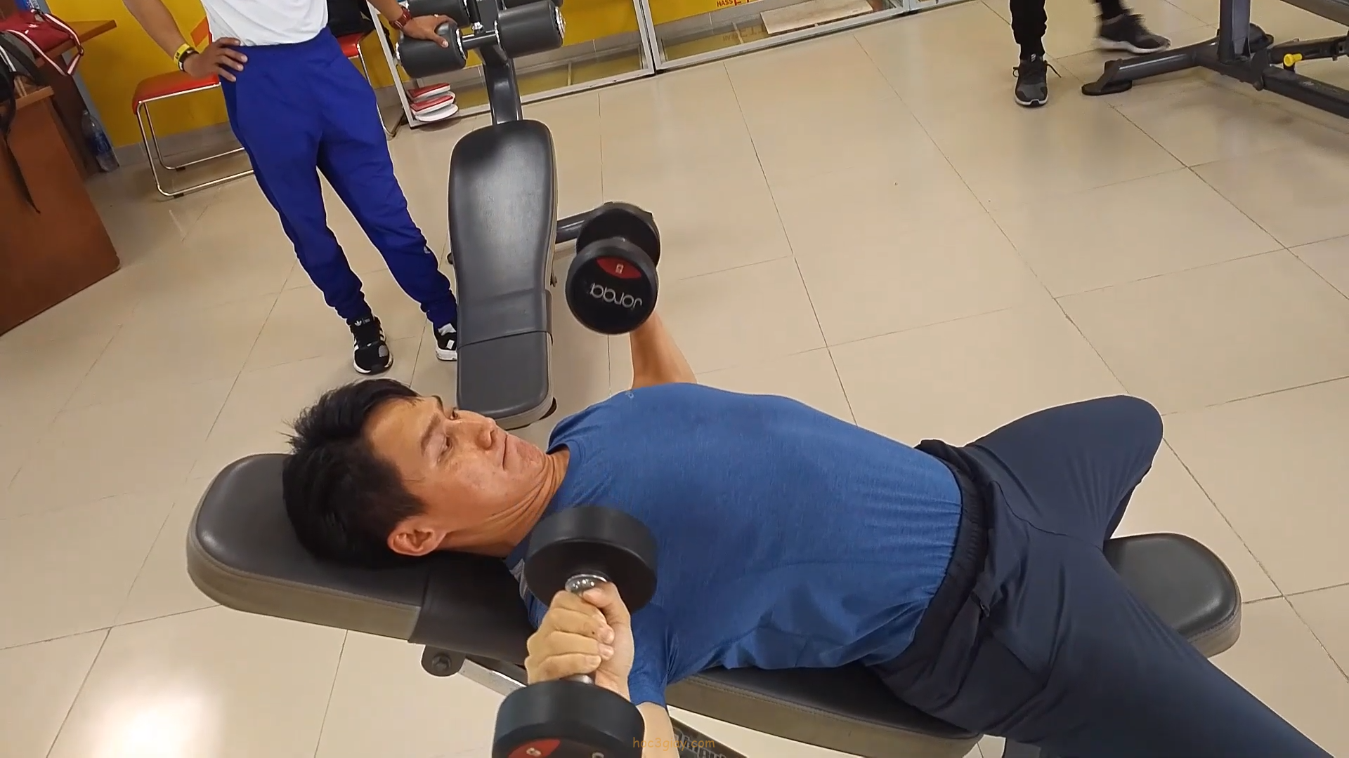 Tập cơ ngực trên bằng ghế xiên tạ tay hẹp