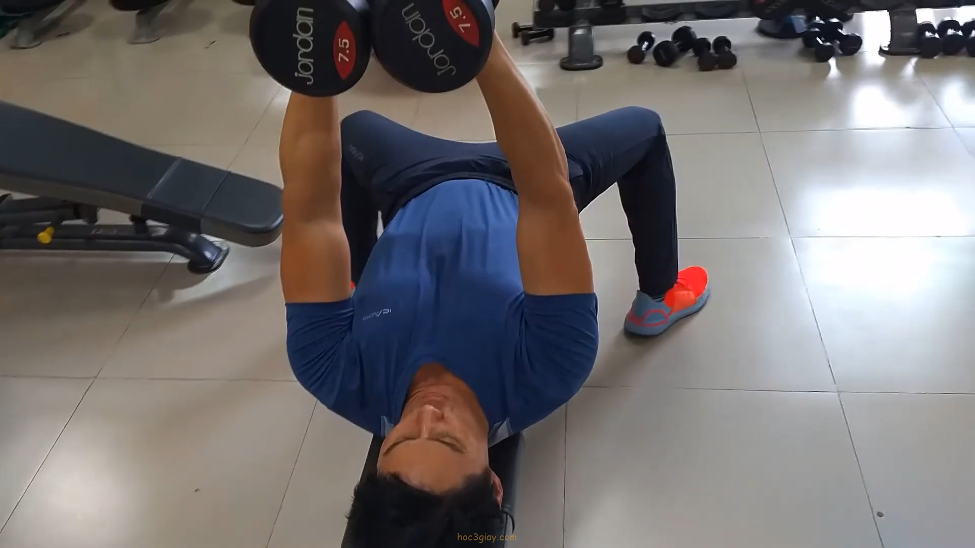 Tập ngực trong với tạ tay nằm trên ghế ngang